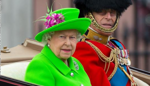 الملكة إليزابيث تحتفل بعيدها التسعين بـ ” الأخضر الفاقع ” !