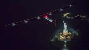 طائرة ” سولار إمبالس 2 ” تحلق فوق تمثال الحرية بنيويورك