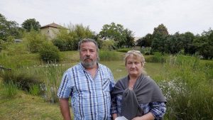 ” نقيق الضفادع ” يرغم زوجين فرنسيين على طمر بركة حديقتهما