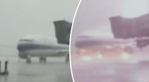 بالفيديو .. صاعقة قوية تفجر عجلات طائرة ركاب صينية