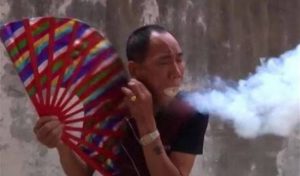 بالفيديو .. لاعب خفة صيني يشعل نشارة الخشب داخل فمه دون ولاعة