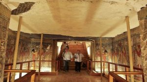 مصر : باحثون يكتشفون غرفة سرية في هرم ” سنفرو “