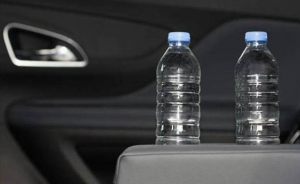 دراسة تحذر من شرب المياه المتروكة داخل السيارة لفترة طويلة