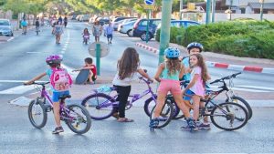 منع الفتيات فوق سن الخامسة‎ من ركوب الدراجات في ” إسرائيل “