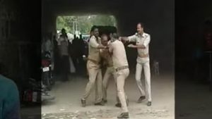 بالفيديو .. عراك بين رجال الشرطة الهندية على تقاسم ” رشوة ” !