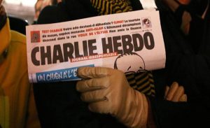 صحيفة شارلي إيبدو تمعن في عنصريتها و تهاجم محمد علي كلاي يوم تشييعه
