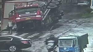 الصين : شاحنة تنشطر نصفين بعدما سقطت داخل حفرة ( فيديو )