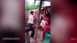 بالفيديو .. هندي يجلد زوجته الخائنة و عشيقها أمام سكان قريته
