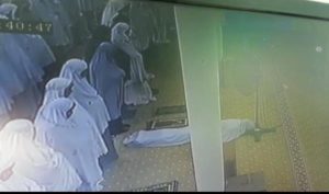 بالفيديو .. لحظة وفاة سنغافورية أثناء أدائها صلاة التراويح