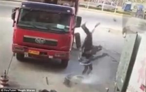 بالفيديو .. انفجار إطار شاحنة يقذف عامل صيانة صيني في الهواء