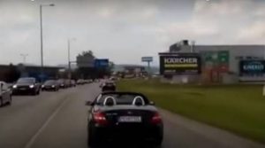 سلوفاكيا : سائق يعيق مرور سيارة إسعاف لخمس دقائق عمداً ( فيديو )