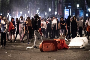 يورو 2016 : صدامات بين مشجعي كرة قدم و الشرطة في الشانزليزيه