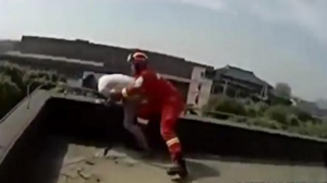 بالفيديو .. صيني أراد الانتحار فأصيب بضربة شمس !