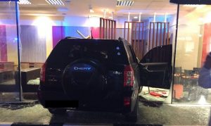 الإمارات : وفيات بحادث سير عقب اقتحام سيارة لمطعم في عجمان