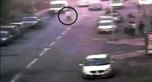 بالفيديو .. رجل يحاول اختطاف طفلتين من أمام مطعم في بريطانيا