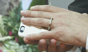 بالفيديو .. أمريكي يتزوج من ” هاتفه الذكي ” و يقيم حفل زفاف صغير !