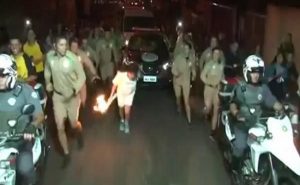 بالفيديو .. تعثر حاملة الشعلة الأولمبية و سقوطها على الأرض