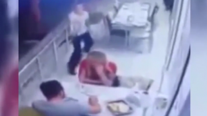 بالفيديو .. مراهق تركي يطلق 6 رصاصات على رجل في المطعم