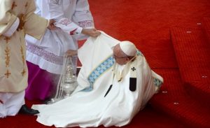 بالفيديو .. بابا الفاتيكان يسقط أرضاً خلال زيارته لبولندا