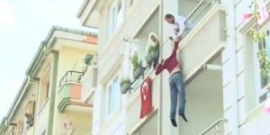 بالفيديو .. تركي يهدد بذبح ابنه و رميه من الشرفة إذا لم تعد زوجته إلى المنزل !