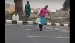 السعودية : عامل بوفيه يملأ الماء من ” الصرف الصحي ” ( فيديو )