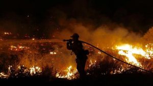 أمريكا : إخلاء 300 منزل شمالي لوس أنجلوس بسبب حريق غابات