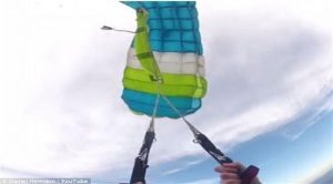 بالفيديو .. مظلي أمريكي ينجو بإعجوية بعد تعطل مظلته في السماء