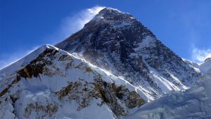 زوجان هنديان يتسلقان قمة جبل ” إيفرست ” بواسطة الـ ” فوتوشوب ” !