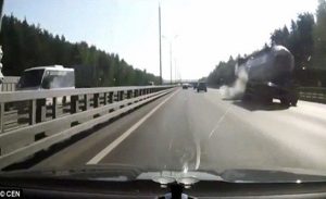 بالفيديو .. لحظة احتراق شاحنة وقود روسية بعد انفجار إطارها