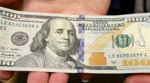 بالفيديو .. محسن أمريكي مجهول يوزع أوراقاً نقدية من فئة 100 دولار !