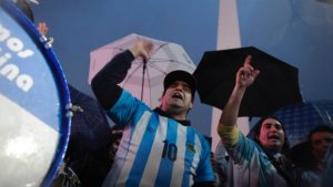 مئات الأرجنتينيين يتظاهرون لمطالبة ميسي بالعدول عن اعتزاله اللعب دولياً