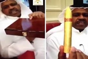 بالفيديو .. قطري يستعرض سيجاراً من الـ ” ذهب ” صنع خصيصاً له