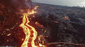 بالفيديو .. الحمم البركانية تحرق غابات هاواي