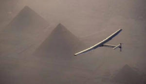 طائرة شمسية تهبط في مصر المحطة قبل الأخيرة لجولة عالمية