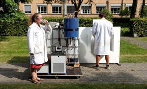 علماء بلجيكيون يخترعون آلة تحول البول إلى ماء نقي صالح للشرب ! ( فيديو )