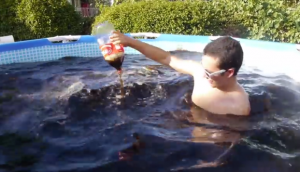 ماذا حدث لشاب استحم في 1500 غالون من المشروبات الغازية ؟ ( فيديو )