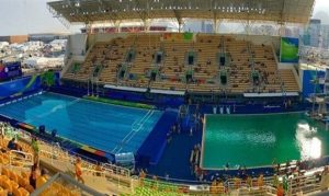 سبب غامض و مثير للسخرية يحول مسبحاً إلى اللون الأخضر في الأولمبياد