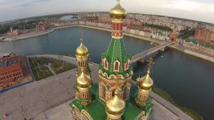 بالفيديو .. طائرة دون طيار تصطدم بقبة كنيسة في روسيا