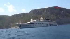 بالفيديو .. لحظة وصول يخت الأمير الوليد بن طلال إلى مدينة أنطاليا التركية