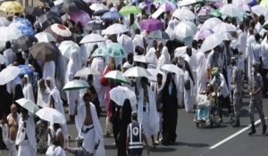 سعودي يبتكر ” مظلة ذكية ” تعمل بالطاقة الشمسية
