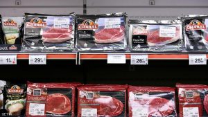 بلدية فرنسية تلزم ” متجراً حلالاً ” ببيع لحم الخنزير و الكحول