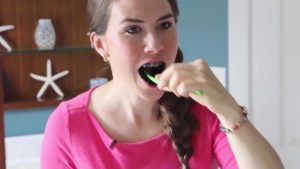 بالفيديو .. تبييض الأسنان بـ ” الفحم ” صيحة جديدة على الإنترنت