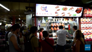 بالفيديو .. كشكان صغيران للطعام في سنغافورة يحصلان على ” نجمة ميشلان “