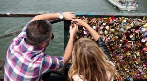 باريس تطلق حملة ضد ” أقفال الحب ” على جسورها