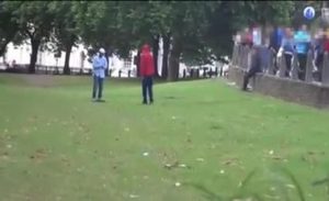 بالفيديو .. ردة فعل المارة على إساءة عنصرية لمسلم يصلي في الشارع ببريطانيا