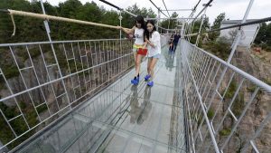الصين : افتتاح أطول و أعلى جسر زجاجي للمشاة في العالم