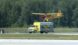 بالفيديو .. لحظة هبوط طائرة على ظهر شاحنة مسرعة في كندا