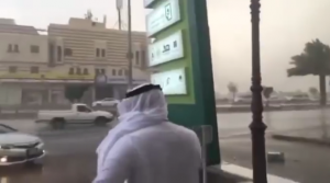 بالفيديو .. لحظة نجاة سعودي من لوحة إعلانية سقطت على سيارته