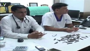 بالفيديو .. أطباء هنود يستخرجون 40 سكيناً من معدة مريض !