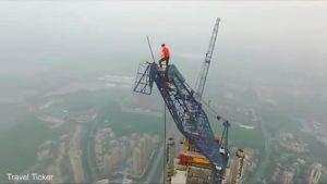 بالفيديو .. روسيان يتسلقان أعلى موقع بناء في العالم دون حبال